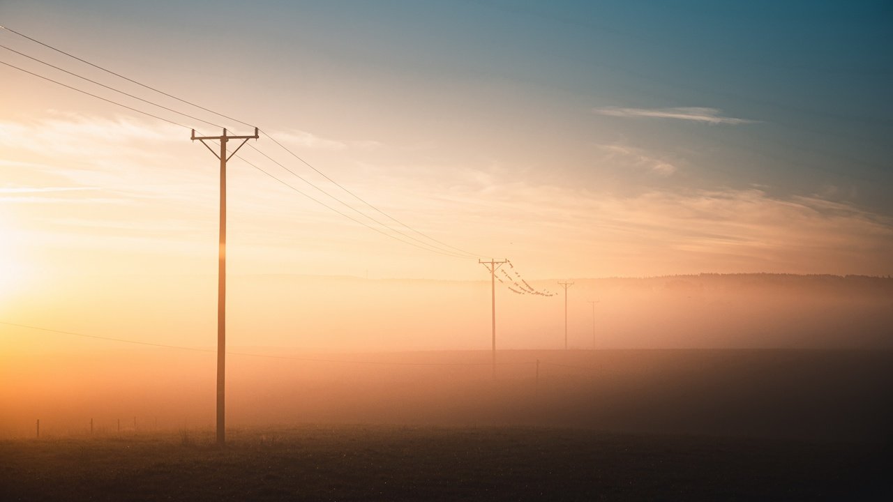 Обои туман, поле, лэп, fog, field, power lines разрешение 3840x2160 Загрузить