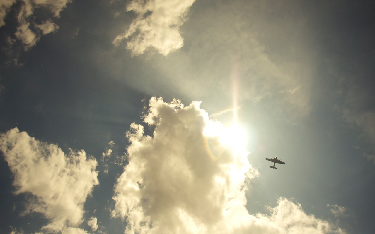 Обои небо, облака, самолет, пейзажи, свобода, неба, airplanes, рейс, the sky, clouds, the plane, landscapes, freedom, sky, flight разрешение 1920x1200 Загрузить