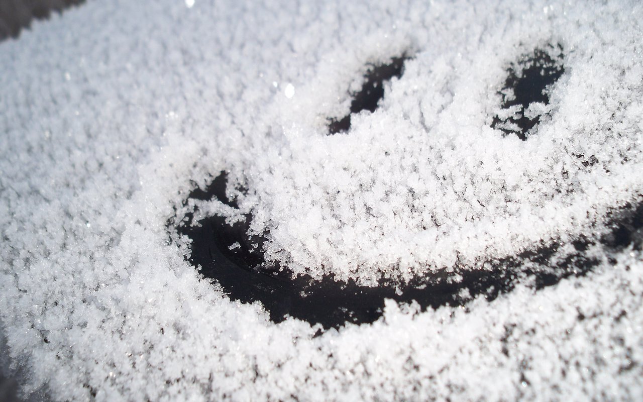 Обои снег, стекло, смайлик, snow, glass, smiley разрешение 2560x1600 Загрузить