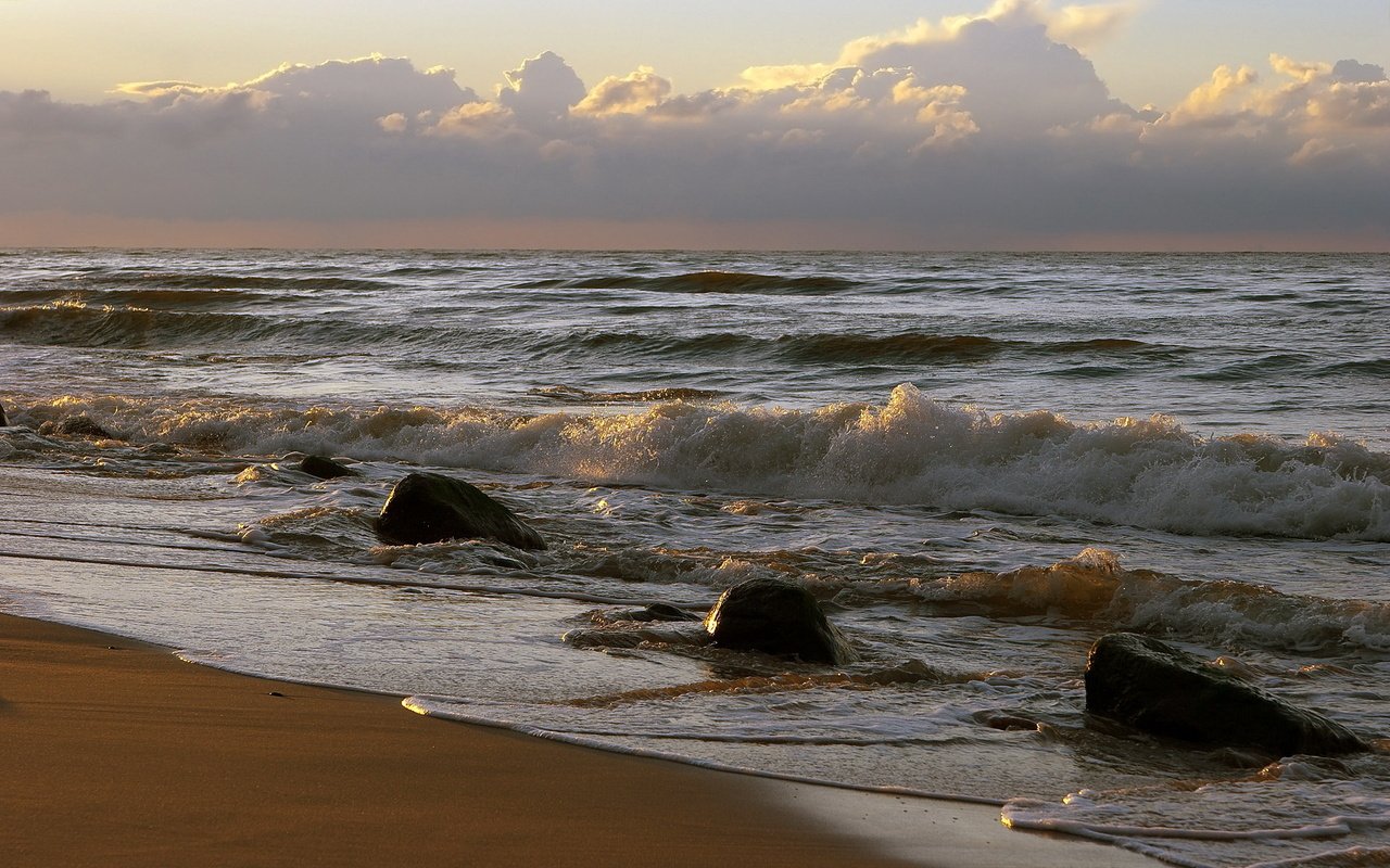 Обои небо, вода, камни, волны, закат, горизонт, брызги, прибой, the sky, water, stones, wave, sunset, horizon, squirt, surf разрешение 1920x1200 Загрузить