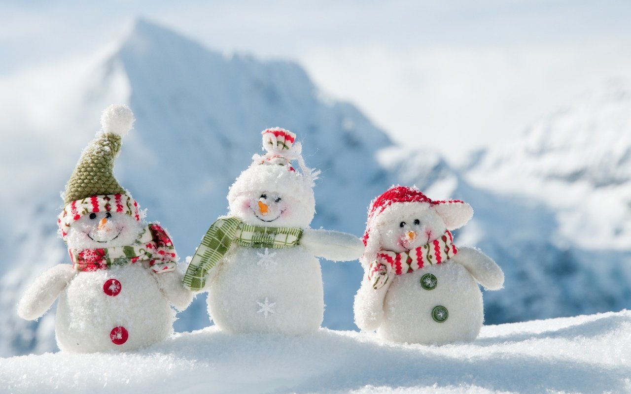 Обои снег, новый год, зима, снеговики, шарфики, шапочки, snow, new year, winter, snowmen, scarves, beanie разрешение 1920x1275 Загрузить