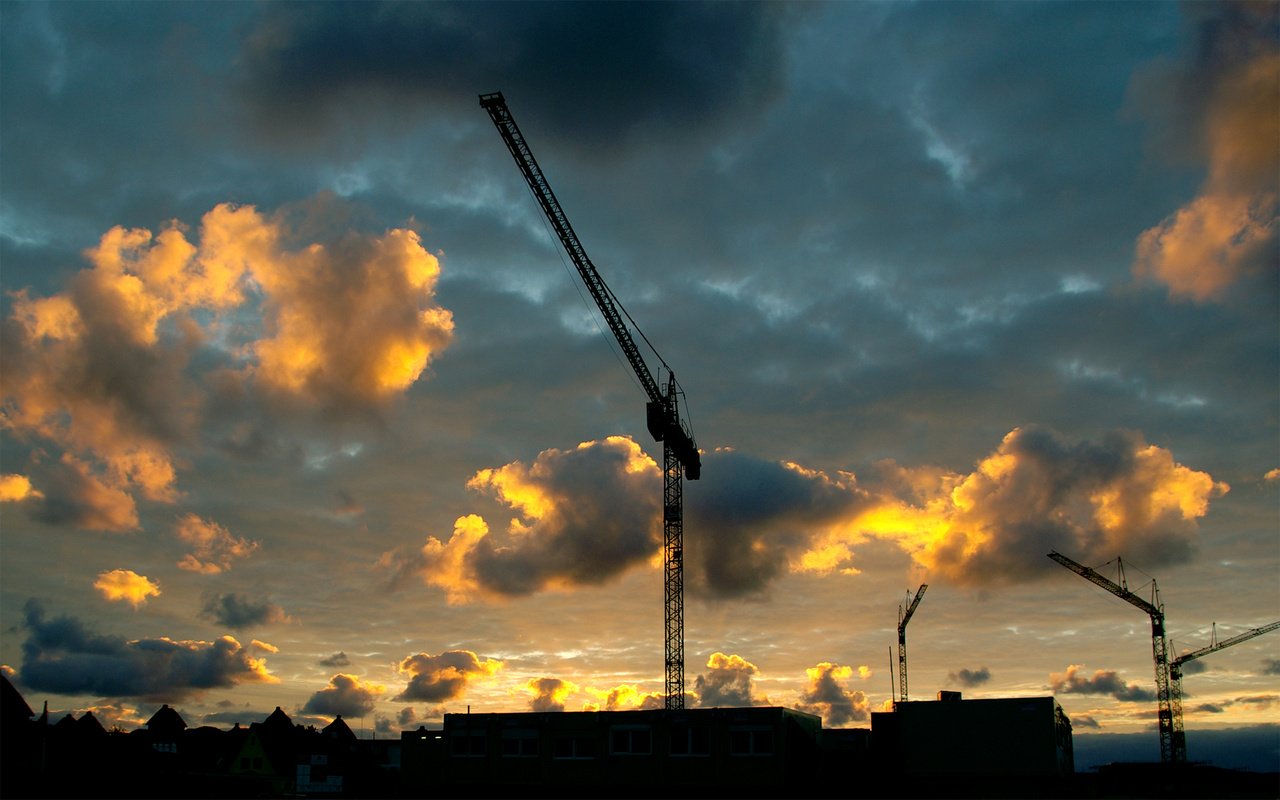 Обои небо, облака, город, кран, the sky, clouds, the city, crane разрешение 1920x1200 Загрузить