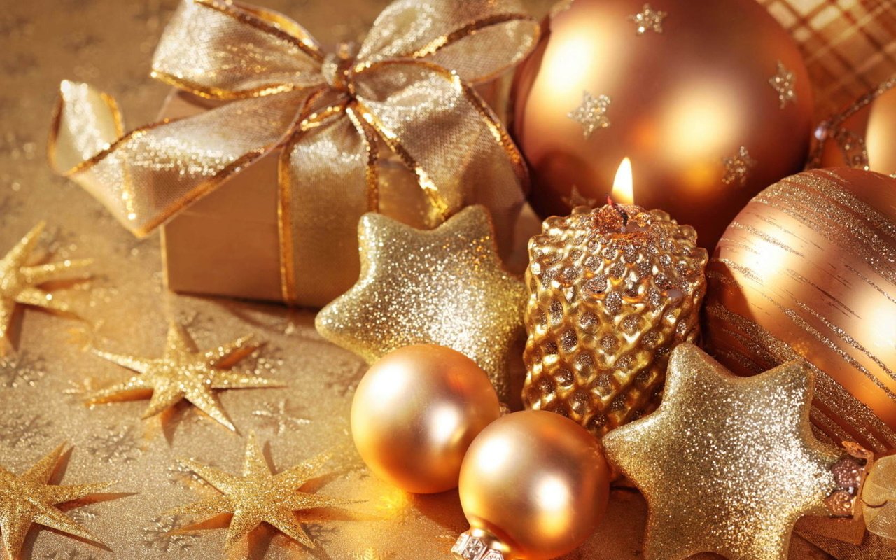 Обои новый год, рождество, шары, золотой, украшения, звезды, подарки, шарики, блеск, свеча, праздник, holiday, new year, christmas, balls, gold, decoration, stars, gifts, shine, candle разрешение 1920x1200 Загрузить