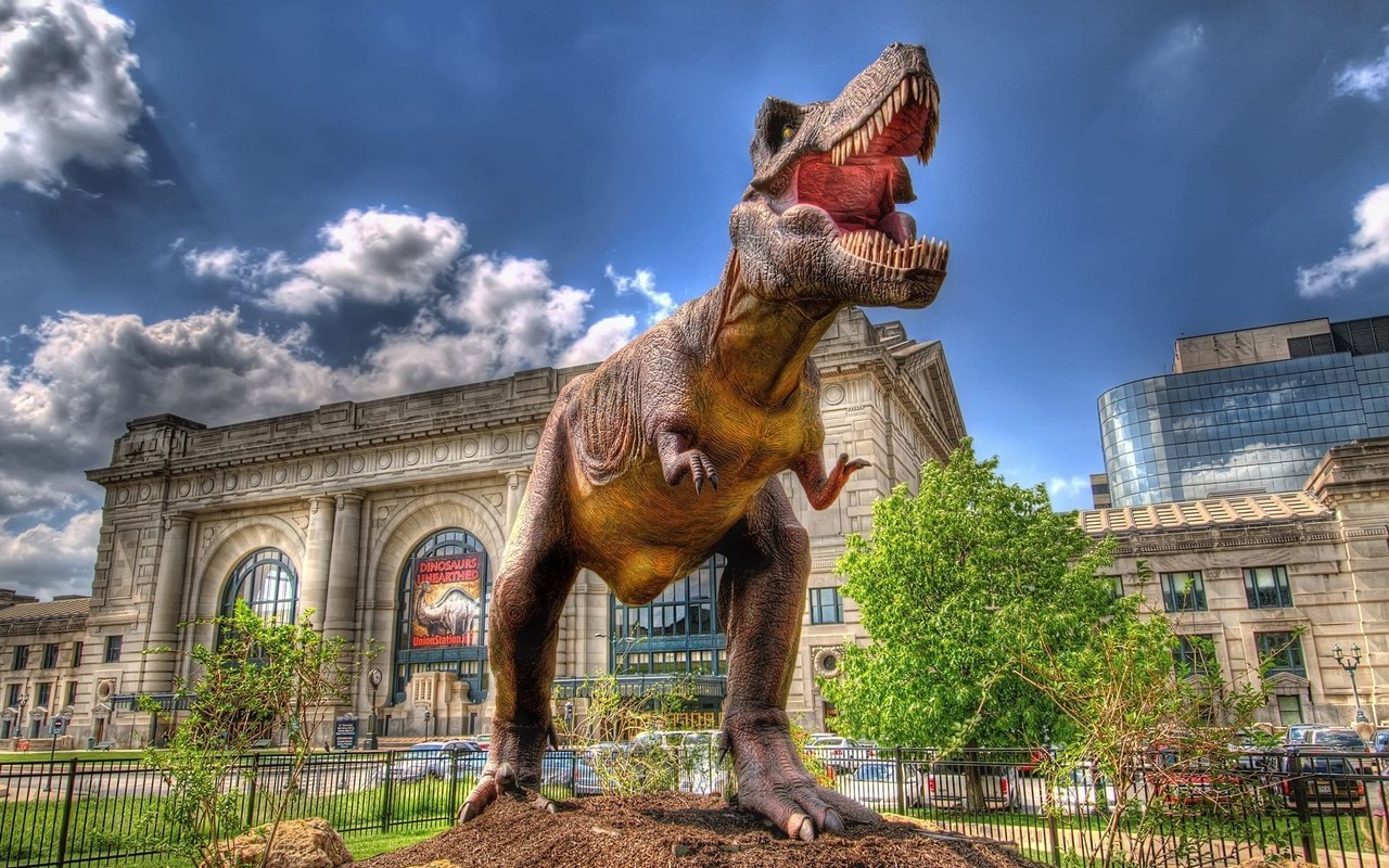 Обои динозавр, здание, скульптура, dinosaur, the building, sculpture разрешение 1920x1292 Загрузить