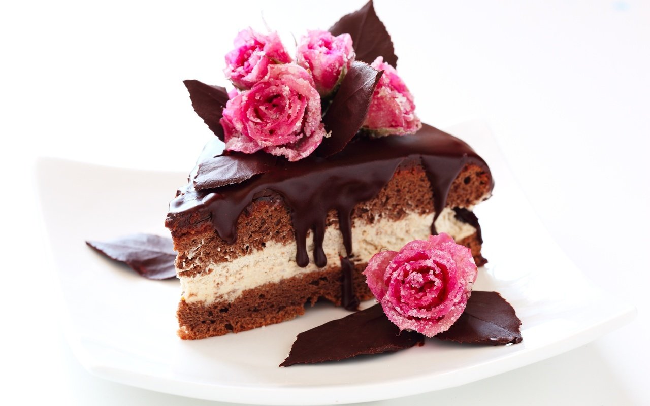 Обои крем для торта, кусочек, розы, шоколад, сладкое, сахар, торт, десерт, глазурь, cream cake, piece, roses, chocolate, sweet, sugar, cake, dessert, glaze разрешение 2560x1600 Загрузить