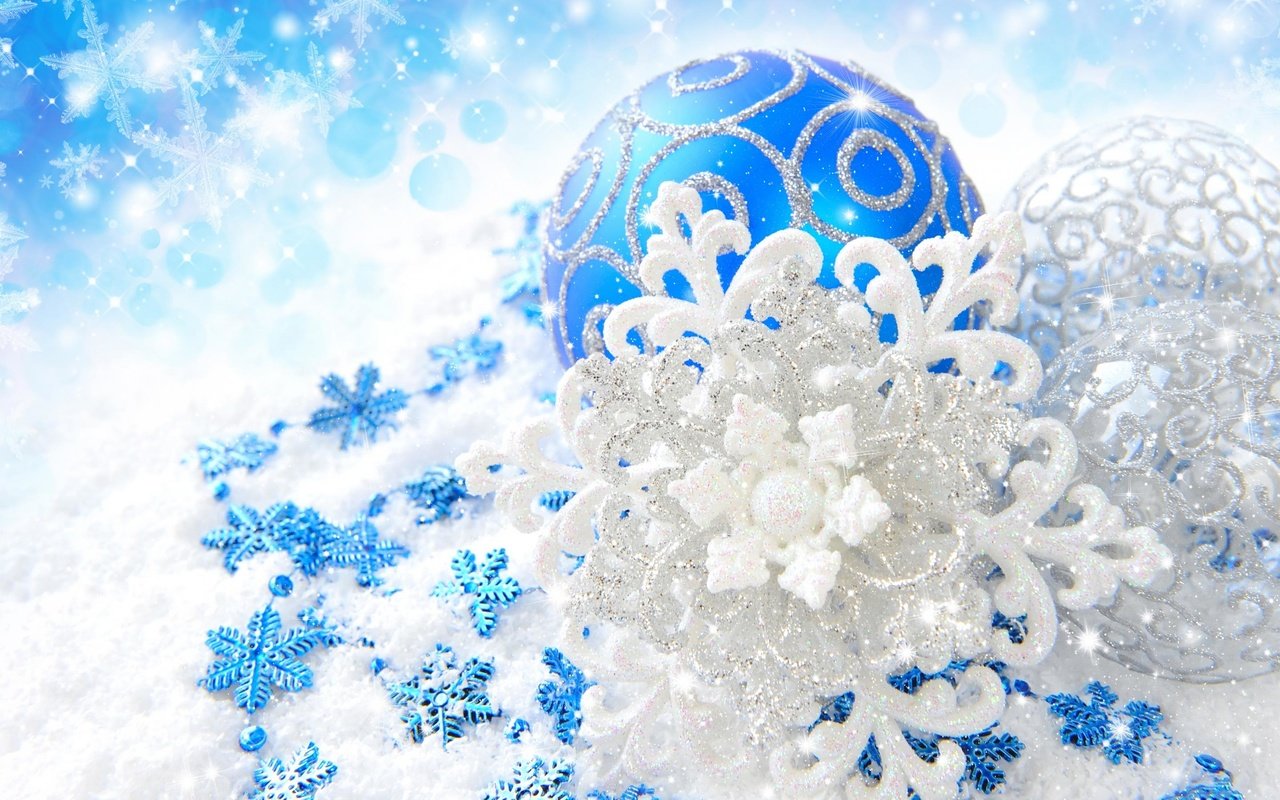 Обои новый год, серебристые, шары, снежинки, узоры, блеск, игрушки, белые, синие, new year, silver, balls, snowflakes, patterns, shine, toys, white, blue разрешение 2880x1800 Загрузить