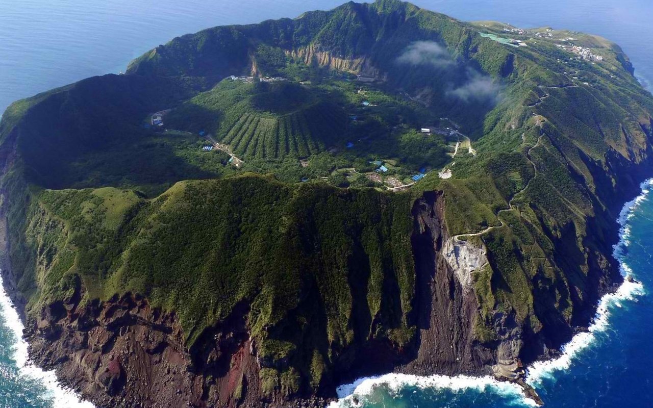 Обои япония, вулканический остров аогасима, japan, volcanic island aogashima разрешение 1920x1080 Загрузить