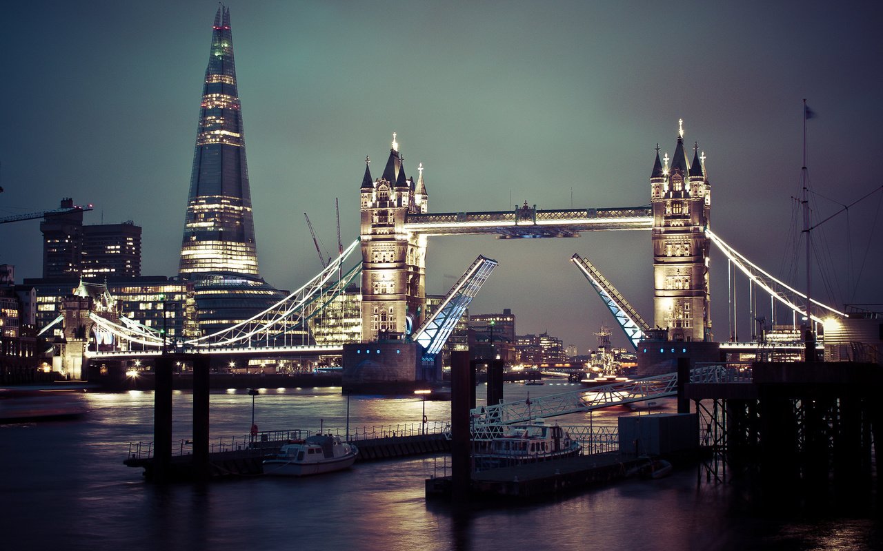 Обои огни, вода, корабли, лондон, англия, тауэрский мост, lights, water, ships, london, england, tower bridge разрешение 1920x1080 Загрузить