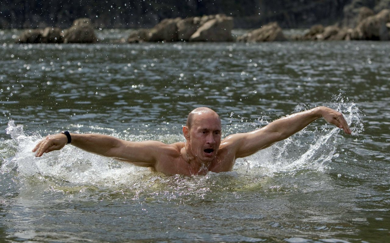 Обои вода, россия, руки, путин, президент, владимир, мимика, water, russia, hands, putin, president, vladimir, facial expressions разрешение 2560x1440 Загрузить