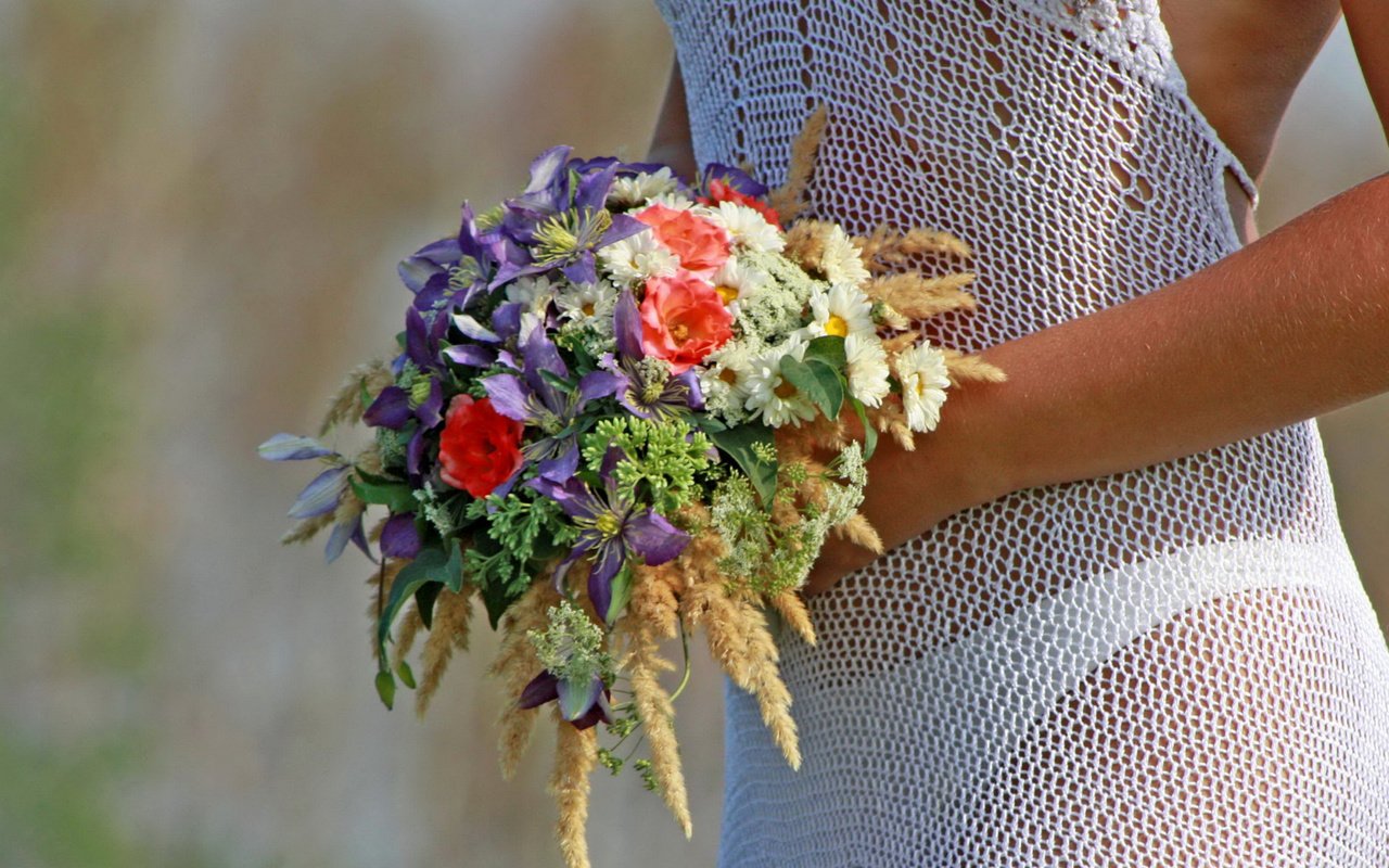 Обои букет невесты и вязаное свадебное платье, the bride's bouquet and knitted wedding dress разрешение 1920x1080 Загрузить