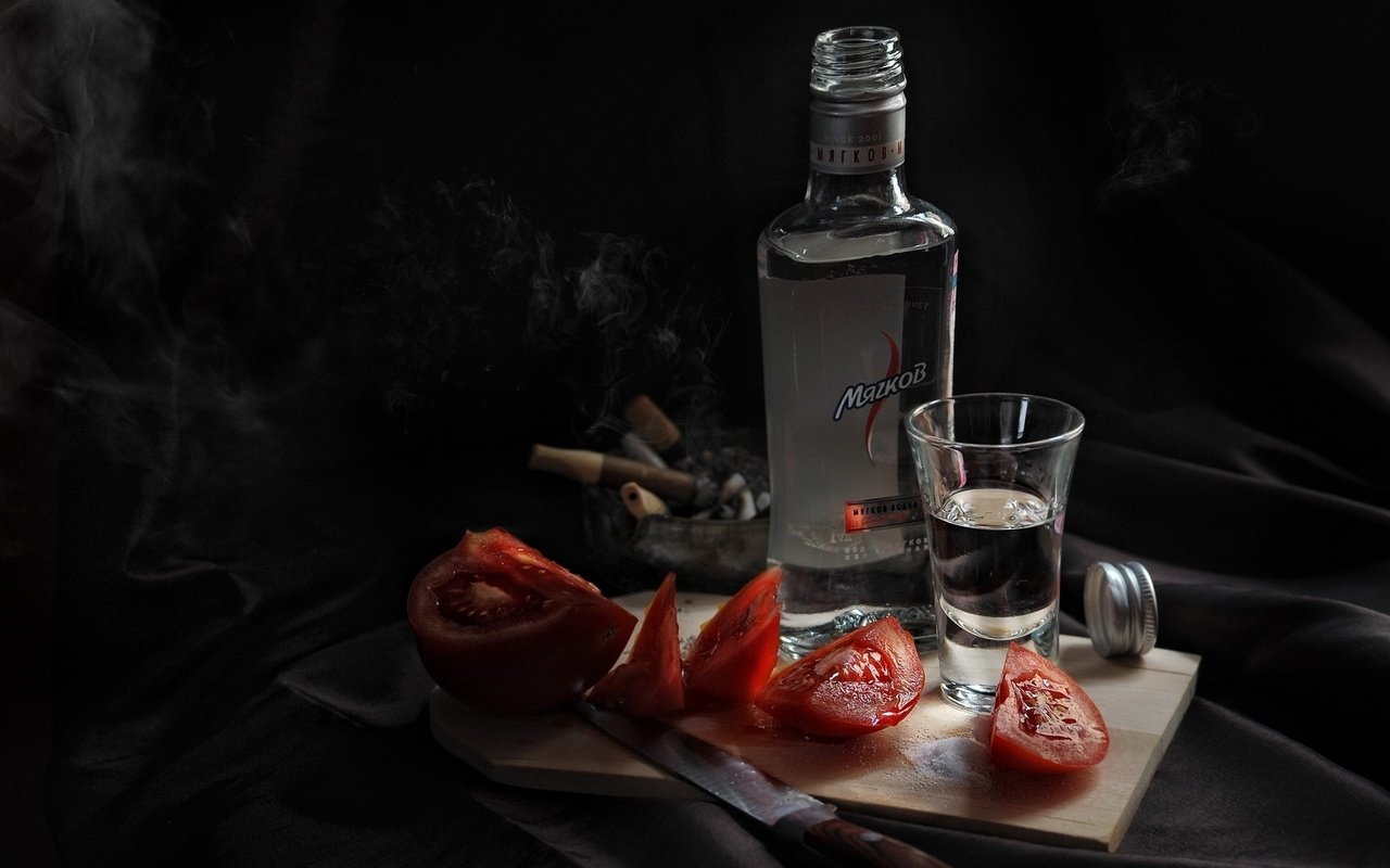 Обои доска, нож, водка, помидоры, рюмка, board, knife, vodka, tomatoes, glass разрешение 1920x1200 Загрузить