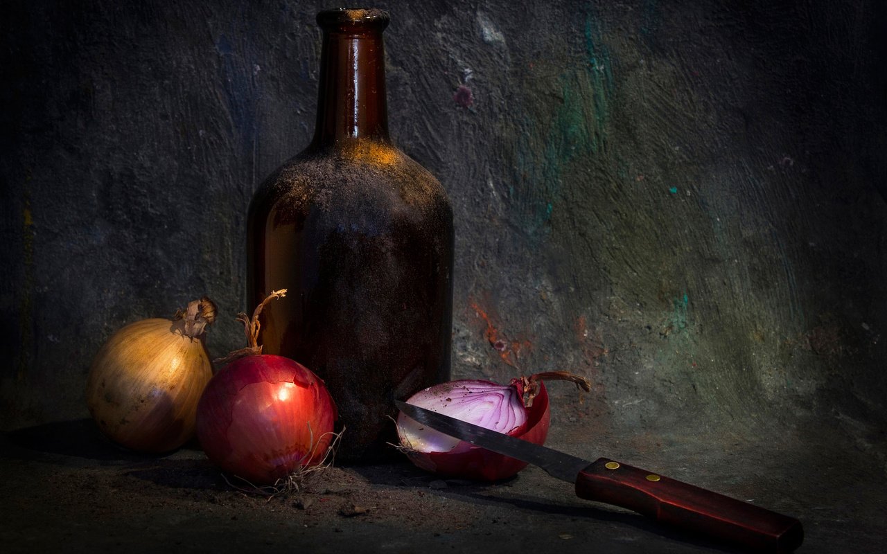 Обои лук, темный фон, бутылка, нож, натюрморт, bow, the dark background, bottle, knife, still life разрешение 2023x1331 Загрузить