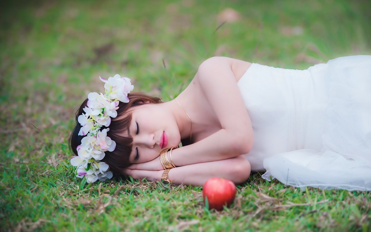 Обои цветы, трава, девушка, поза, яблоко, венок, азиатка, flowers, grass, girl, pose, apple, wreath, asian разрешение 2560x1539 Загрузить