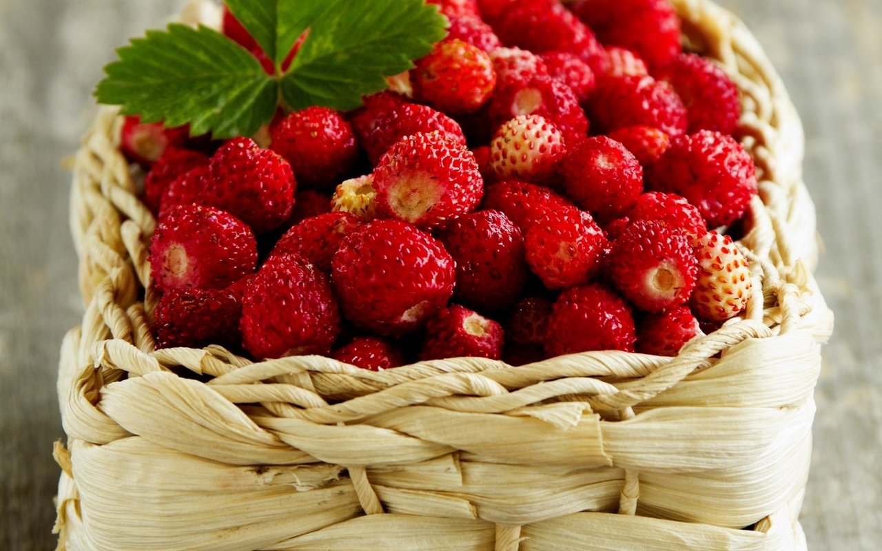 Обои ягоды, земляника, корзинка, лукошко, berries, strawberries, basket разрешение 2000x1734 Загрузить