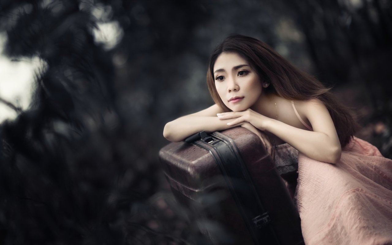 Обои девушка, настроение, взгляд, азиатка, чемодан, ожидание, girl, mood, look, asian, suitcase, waiting разрешение 2047x1244 Загрузить