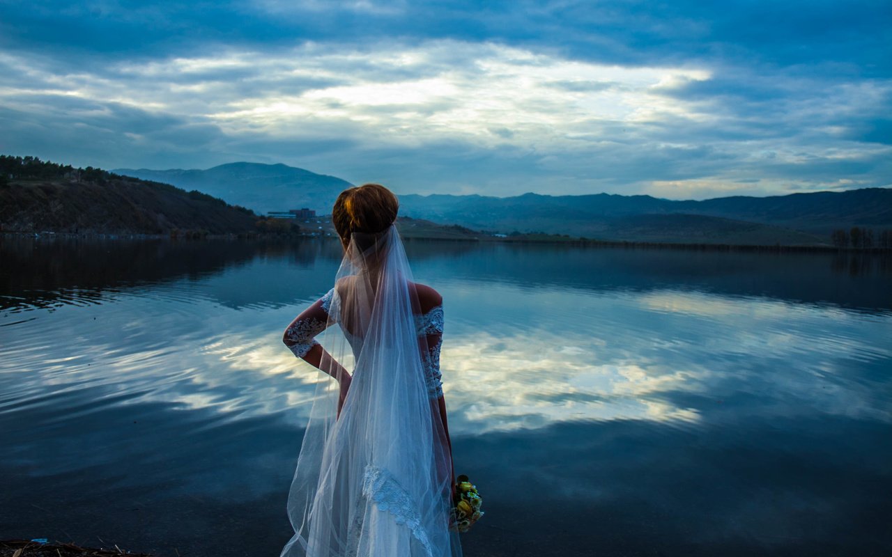 Обои небо, озеро, девушка, невеста, the sky, lake, girl, the bride разрешение 3861x2574 Загрузить