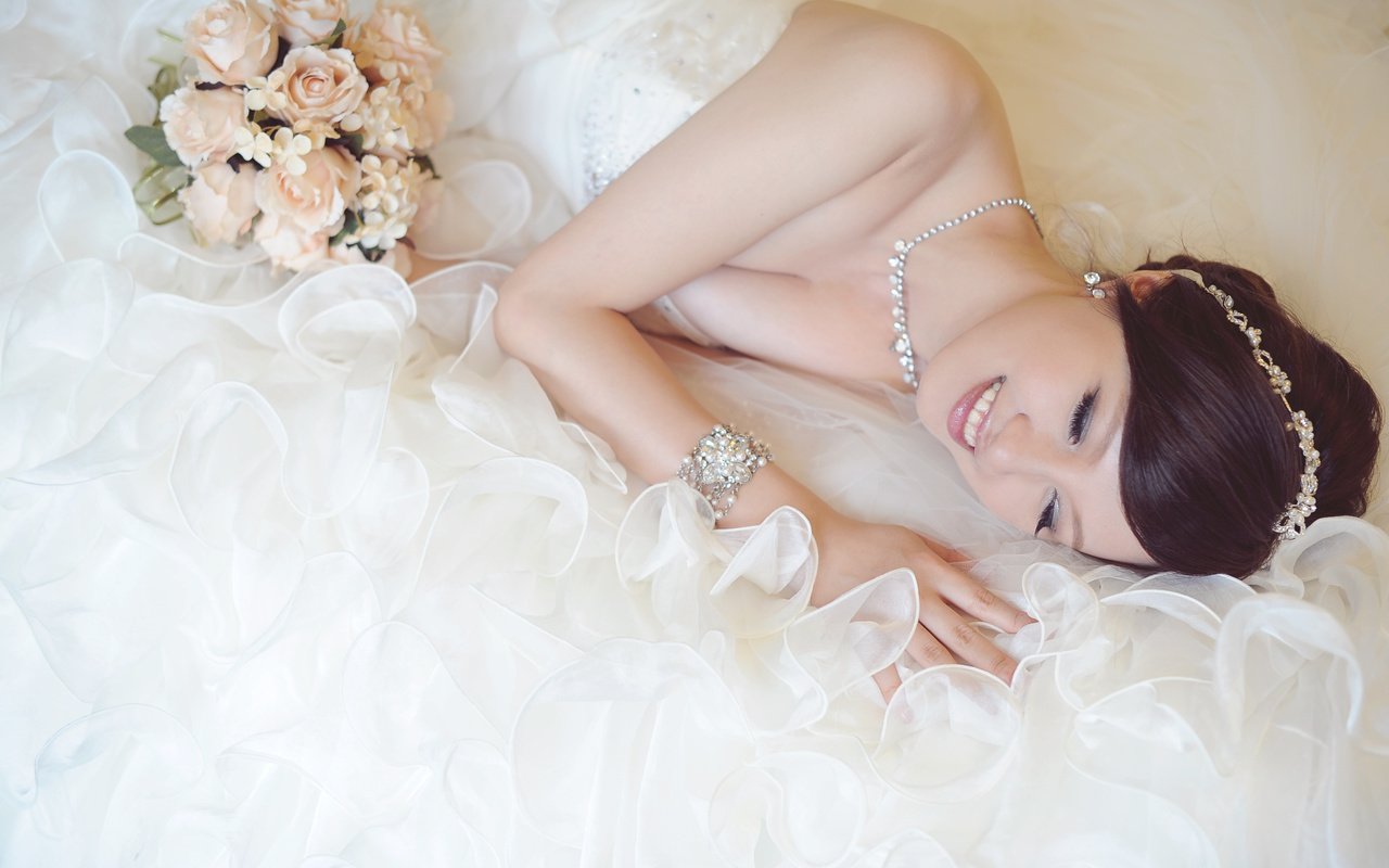 Обои девушка, платье, улыбка, букет, азиатка, невеста, girl, dress, smile, bouquet, asian, the bride разрешение 4256x2832 Загрузить