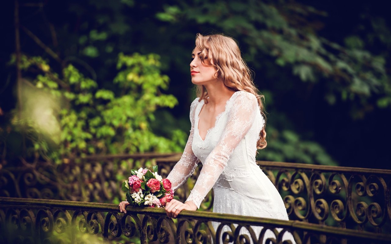 Обои девушка, платье, лето, мост, букет, свадьба, невеста, girl, dress, summer, bridge, bouquet, wedding, the bride разрешение 4256x2832 Загрузить