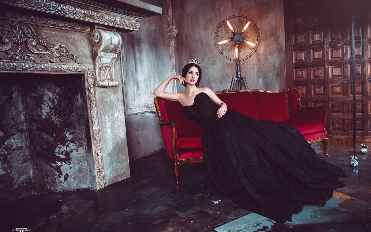 Обои поза, модель, диван, королева, черное платье, алла бергер, pose, model, sofa, queen, black dress, alla berger разрешение 2560x1707 Загрузить