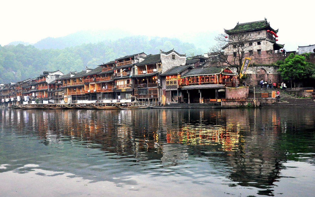 Обои лодки, дома, набережная, китай, fenghuang, boats, home, promenade, china разрешение 2048x1360 Загрузить