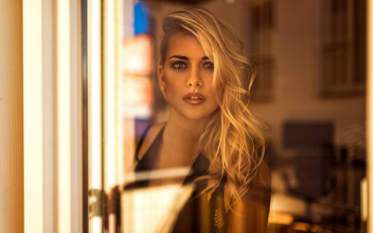 Обои блондинка, девушки, окно, стекло, blonde, girls, window, glass разрешение 2048x1367 Загрузить