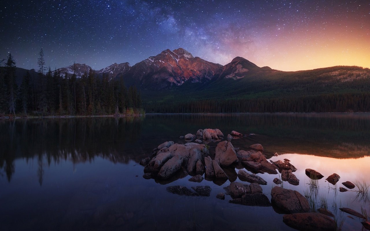 Обои свет, озеро, горы, лес, звезды, канада, рано утром, light, lake, mountains, forest, stars, canada, early in the morning разрешение 2500x1669 Загрузить