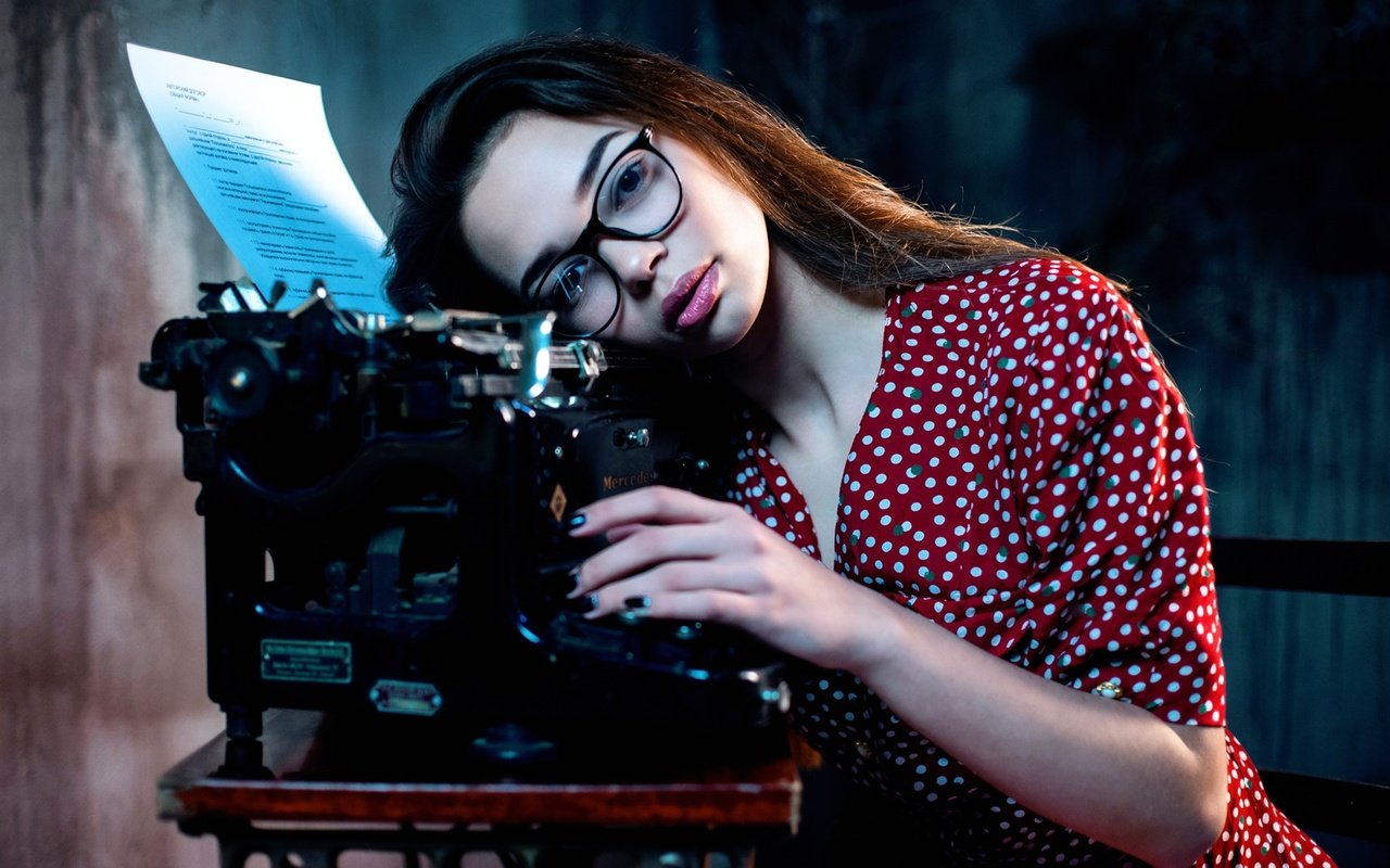 Обои девушка, платье, взгляд, очки, волосы, лицо, губки, пишущая машинка, girl, dress, look, glasses, hair, face, sponge, typewriter разрешение 1920x1280 Загрузить