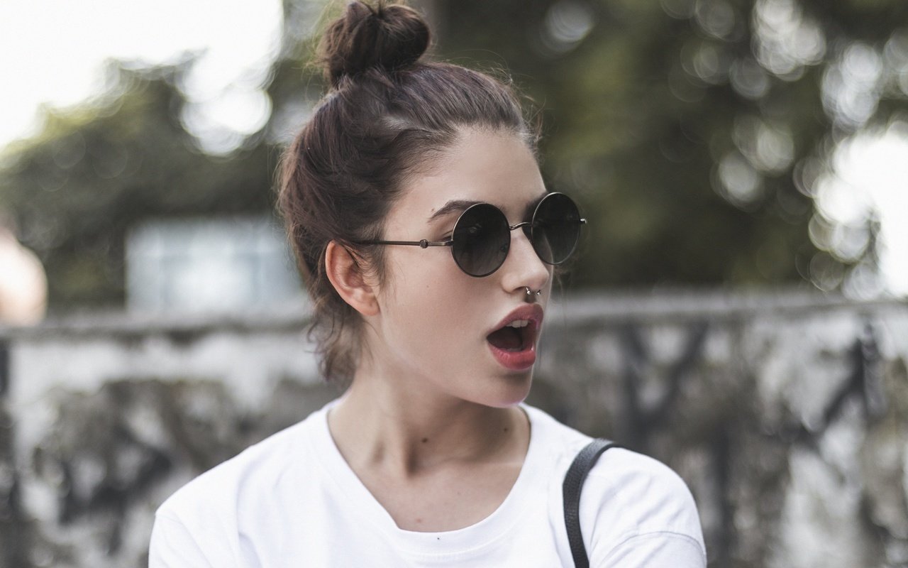 Обои девушка, брюнетка, очки, пирсинг, giovanna grigio, пирсинг в носу, girl, brunette, glasses, piercing, piercing in the nose разрешение 2048x1365 Загрузить