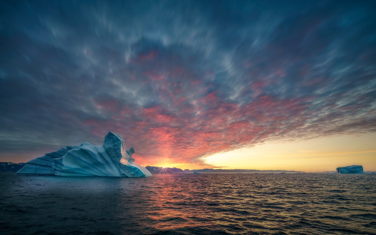 Обои небо, солнце, лучи, море, океан, ледник, the sky, the sun, rays, sea, the ocean, glacier разрешение 2048x1190 Загрузить