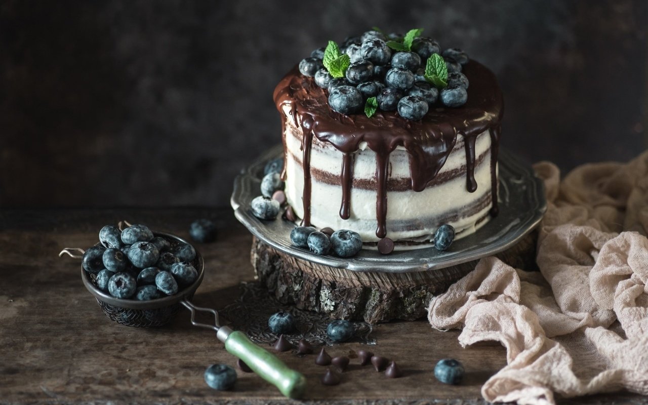 Обои ягоды, черника, шоколад, сладкое, торт, десерт, berries, blueberries, chocolate, sweet, cake, dessert разрешение 1920x1200 Загрузить