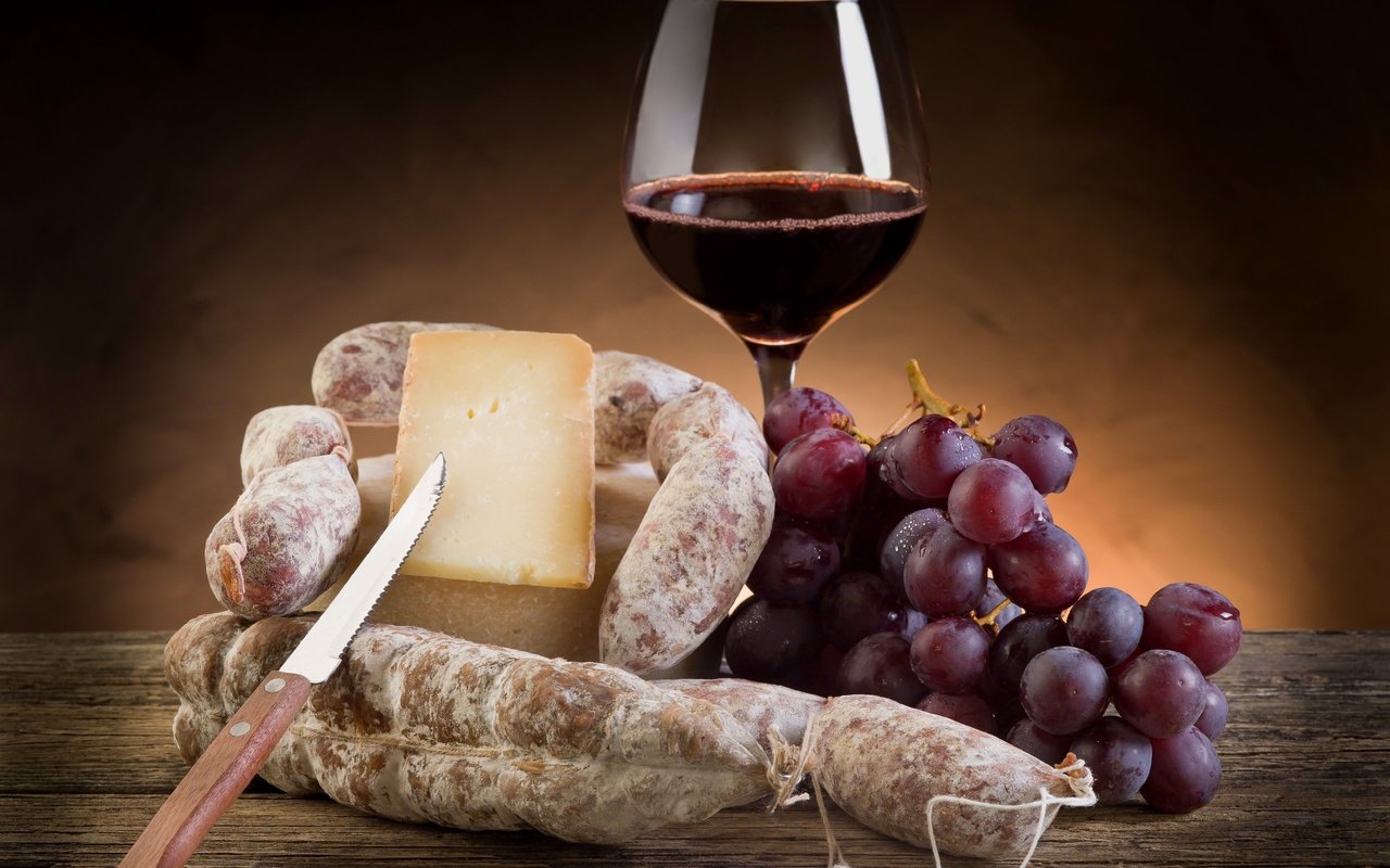Обои бокал, виноград., сыр, вино, нож, колбаса, натюрморт, красное вино, салями, glass, grapes., cheese, wine, knife, sausage, still life, red wine, salami разрешение 2560x1920 Загрузить