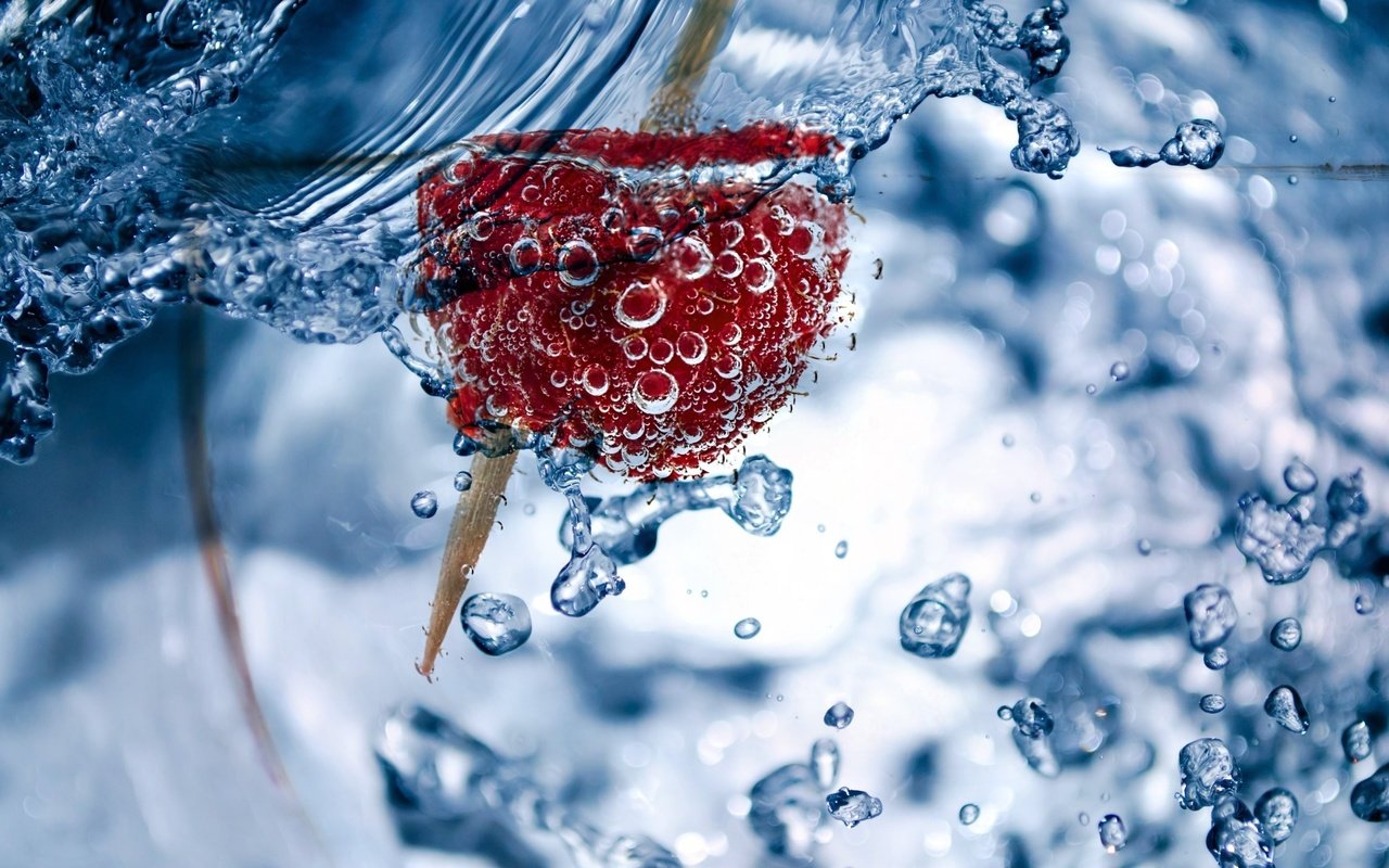 Обои вода, малина, капли, ягода, пузыри, в воде, water, raspberry, drops, berry, bubbles, in the water разрешение 2880x1800 Загрузить