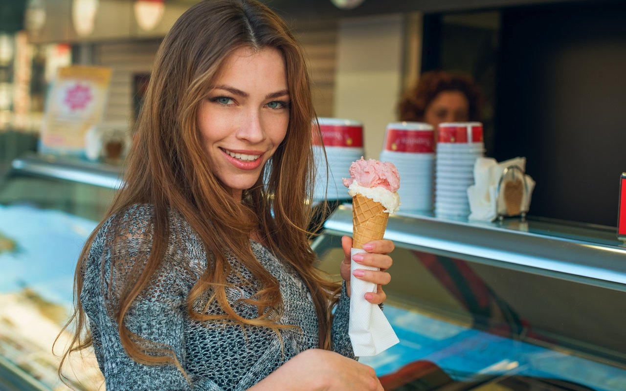 Обои девушка, улыбка, портрет, мороженое, взгляд, волосы, лицо, girl, smile, portrait, ice cream, look, hair, face разрешение 4219x2738 Загрузить