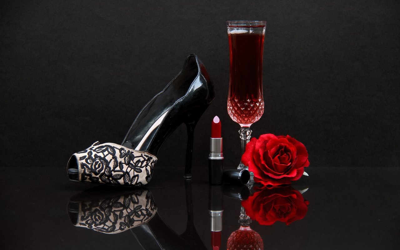 Обои роза, бокал, вино, туфли, помада, rose, glass, wine, shoes, lipstick разрешение 2048x1365 Загрузить