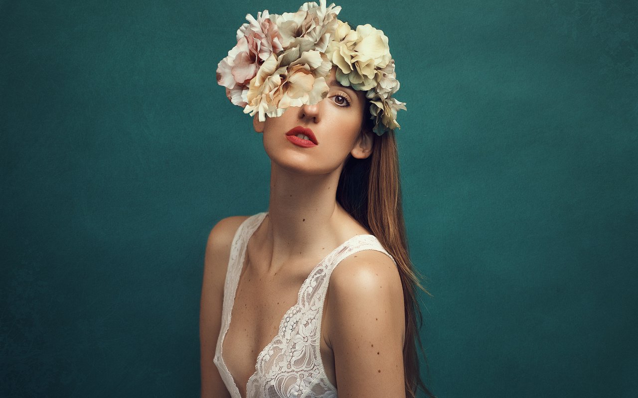 Обои цветы, девушка, фон, поза, губы, лицо, длинные волосы, mara saiz, flowers, girl, background, pose, lips, face, long hair разрешение 2048x1365 Загрузить