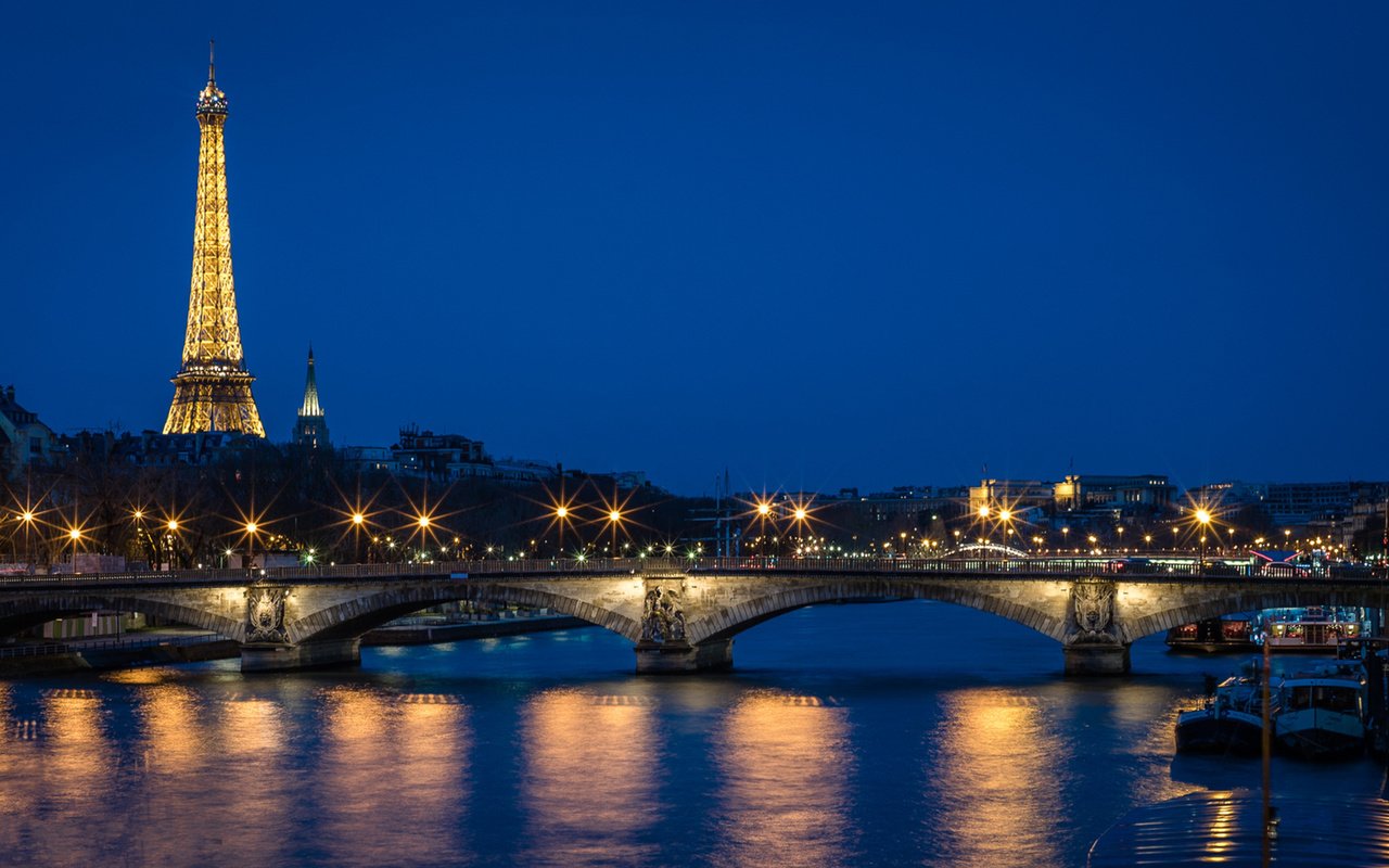 Обои огни, река, мост, город, париж, франция, эйфелева башня, lights, river, bridge, the city, paris, france, eiffel tower разрешение 1920x1080 Загрузить