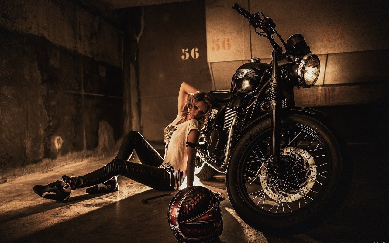 Обои девушка, поза, шлем, модель, ножки, волосы, мотоцикл, laurent kac, girl, pose, helmet, model, legs, hair, motorcycle разрешение 1920x1280 Загрузить