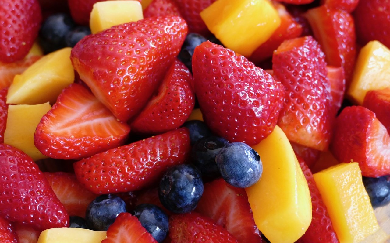 Обои фрукты, клубника, ягоды, черника, манго, фруктовый салат, fruit, strawberry, berries, blueberries, mango, fruit salad разрешение 2880x1920 Загрузить