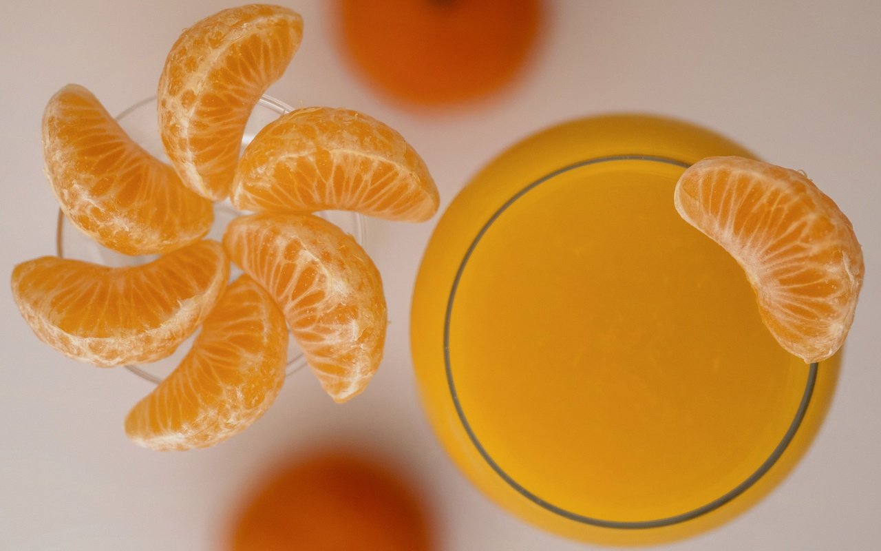 Обои фрукты, стакан, мандарин, цитрусы, долька, сок, fruit, glass, mandarin, citrus, slice, juice разрешение 2048x1403 Загрузить