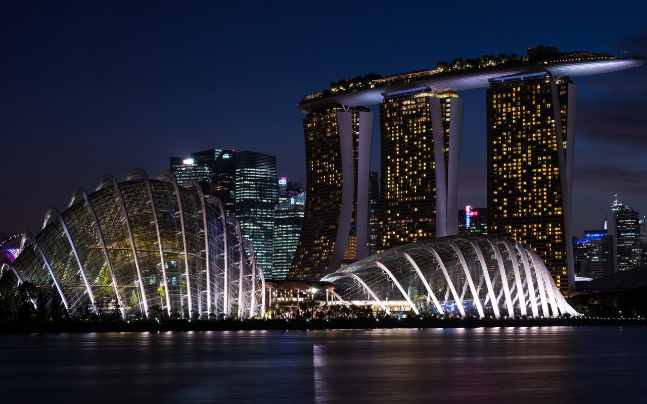 Обои ночь, marina bay sands, огни, река, город, набережная, сооружение, здания, сингапур, night, lights, river, the city, promenade, construction, building, singapore разрешение 7512x4384 Загрузить