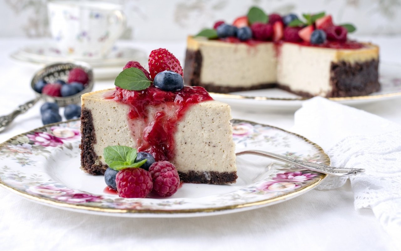 Обои малина, ягоды, черника, торт, чизкейк, raspberry, berries, blueberries, cake, cheesecake разрешение 1920x1080 Загрузить