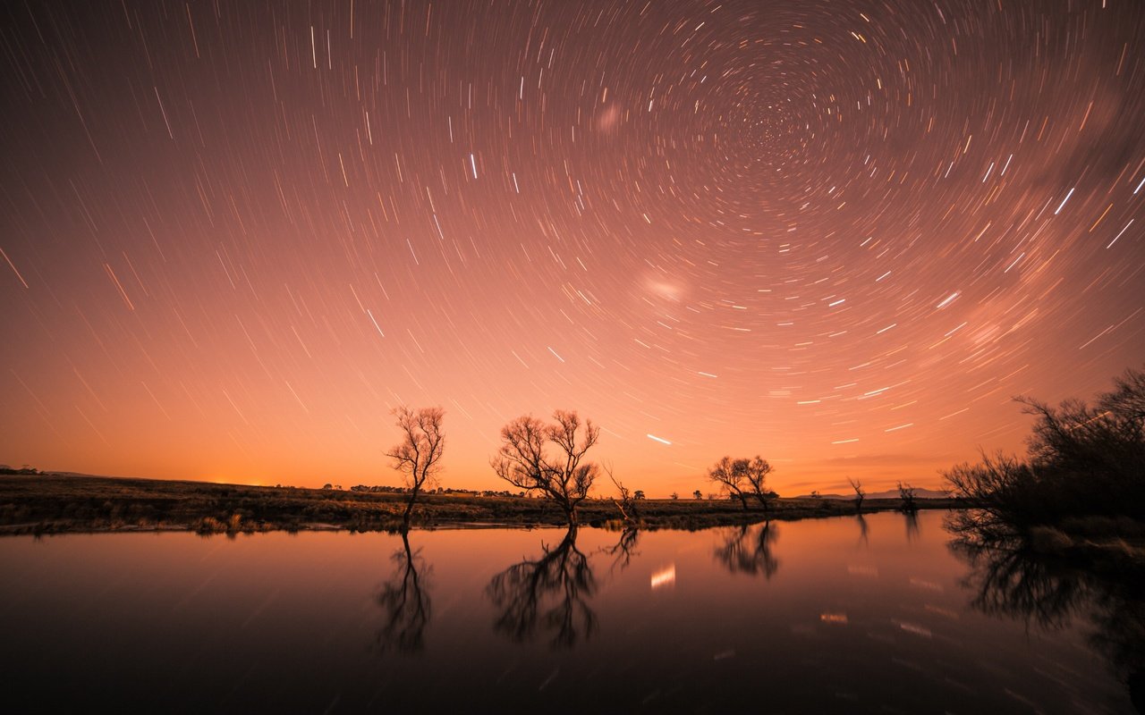 Обои небо, ночь, деревья, вода, река, природа, отражение, звезды, the sky, night, trees, water, river, nature, reflection, stars разрешение 5472x3648 Загрузить