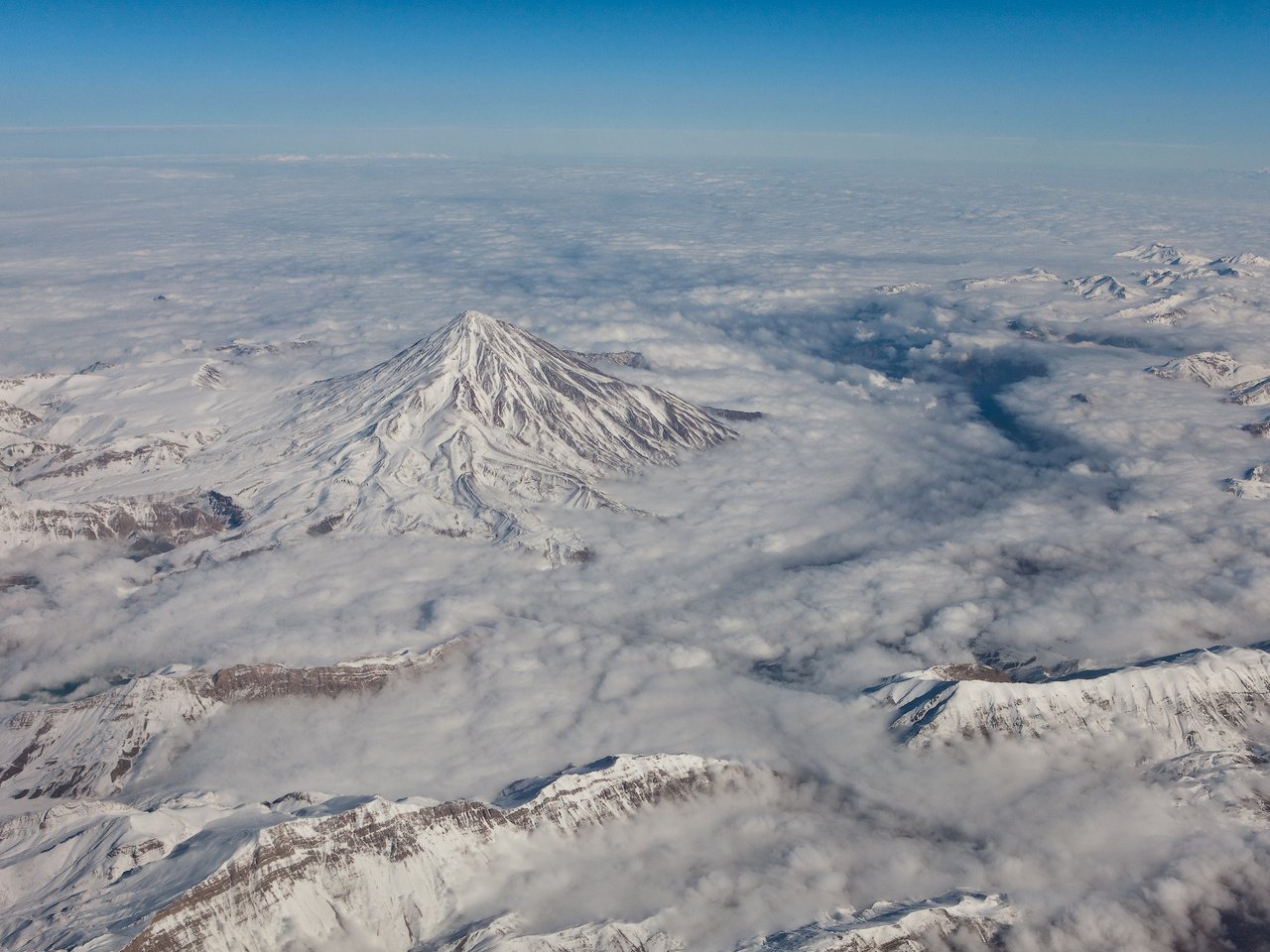 Обои облака, горы, снег, clouds, mountains, snow разрешение 1920x1280 Загрузить