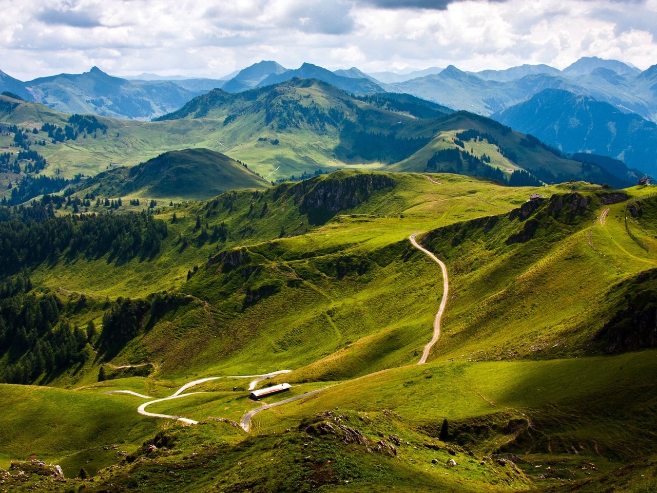 Обои дорога, австрия, облака, долина, деревья, kitzbuhel mountain, горы, холмы, природа, пейзаж, гора, road, austria, clouds, valley, trees, mountains, hills, nature, landscape, mountain разрешение 1920x1080 Загрузить