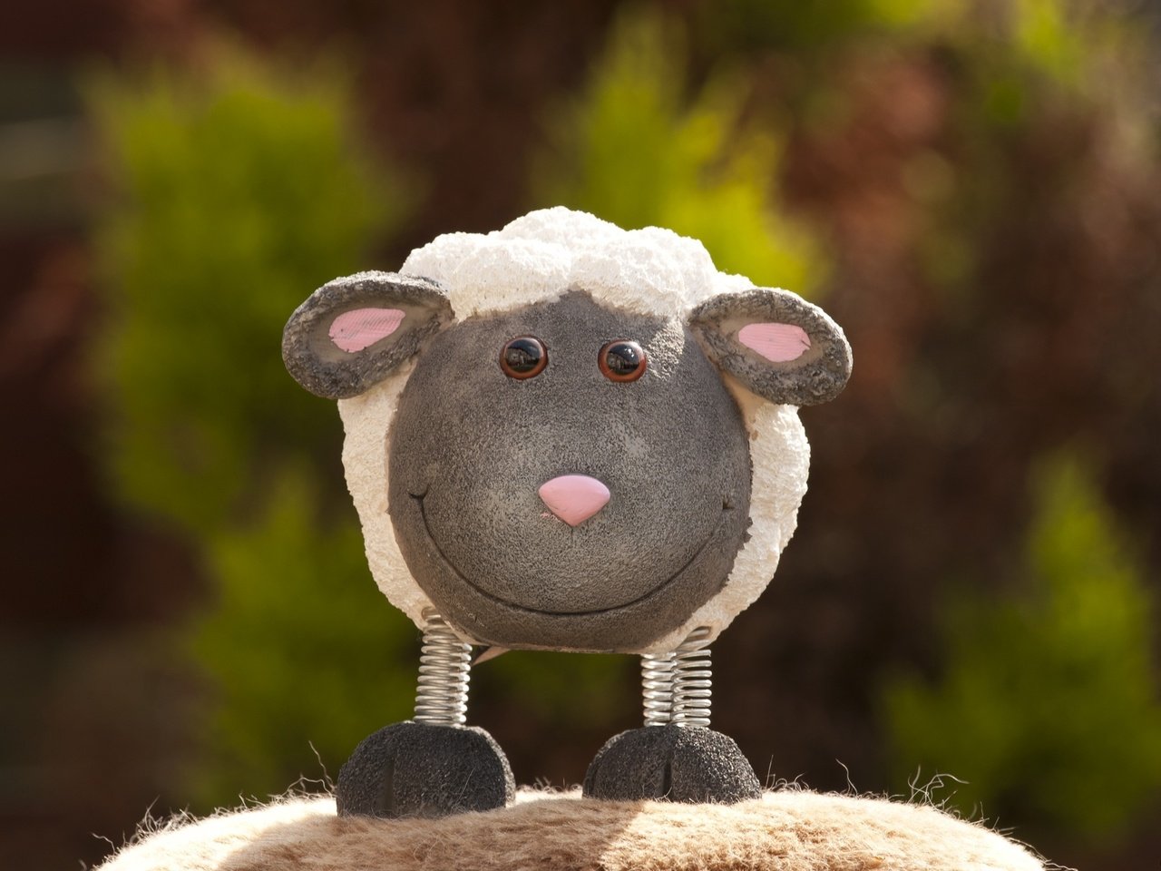 Обои фото, улыбка, игрушка, овечка, photo, smile, toy, sheep разрешение 2560x1600 Загрузить