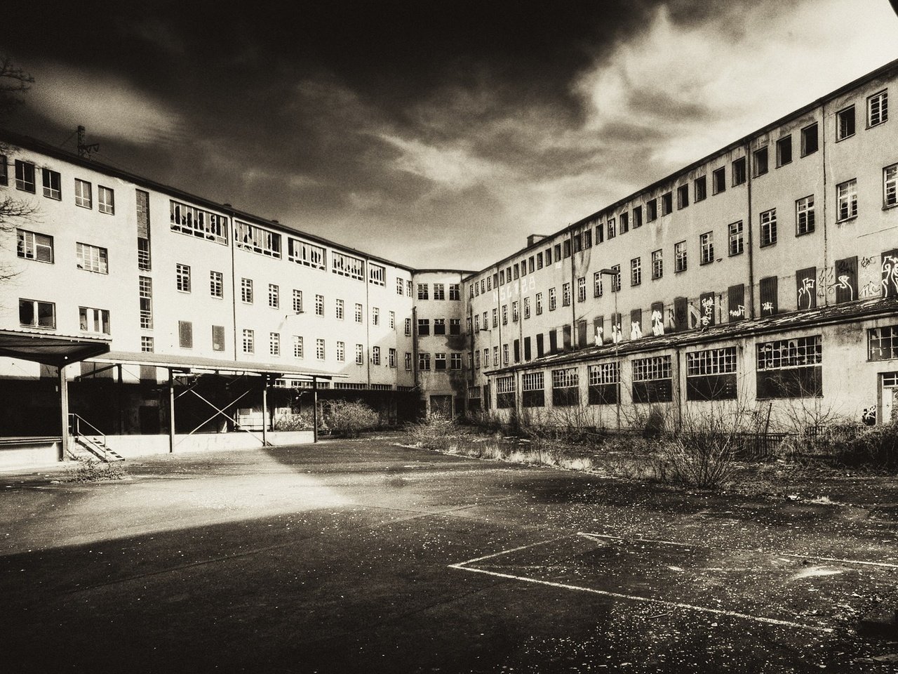 Обои чёрно-белое, здание, заброшенное, black and white, the building, abandoned разрешение 1920x1172 Загрузить