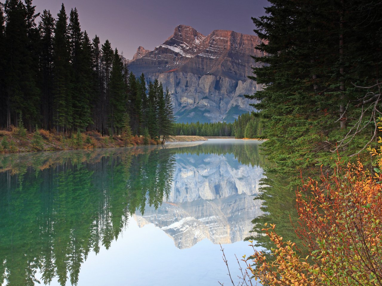 Обои горы, отражение, осень, канада, альберта, национальный парк банф, озеро два джека, mountains, reflection, autumn, canada, albert, banff national park, lake two jack разрешение 2560x1600 Загрузить