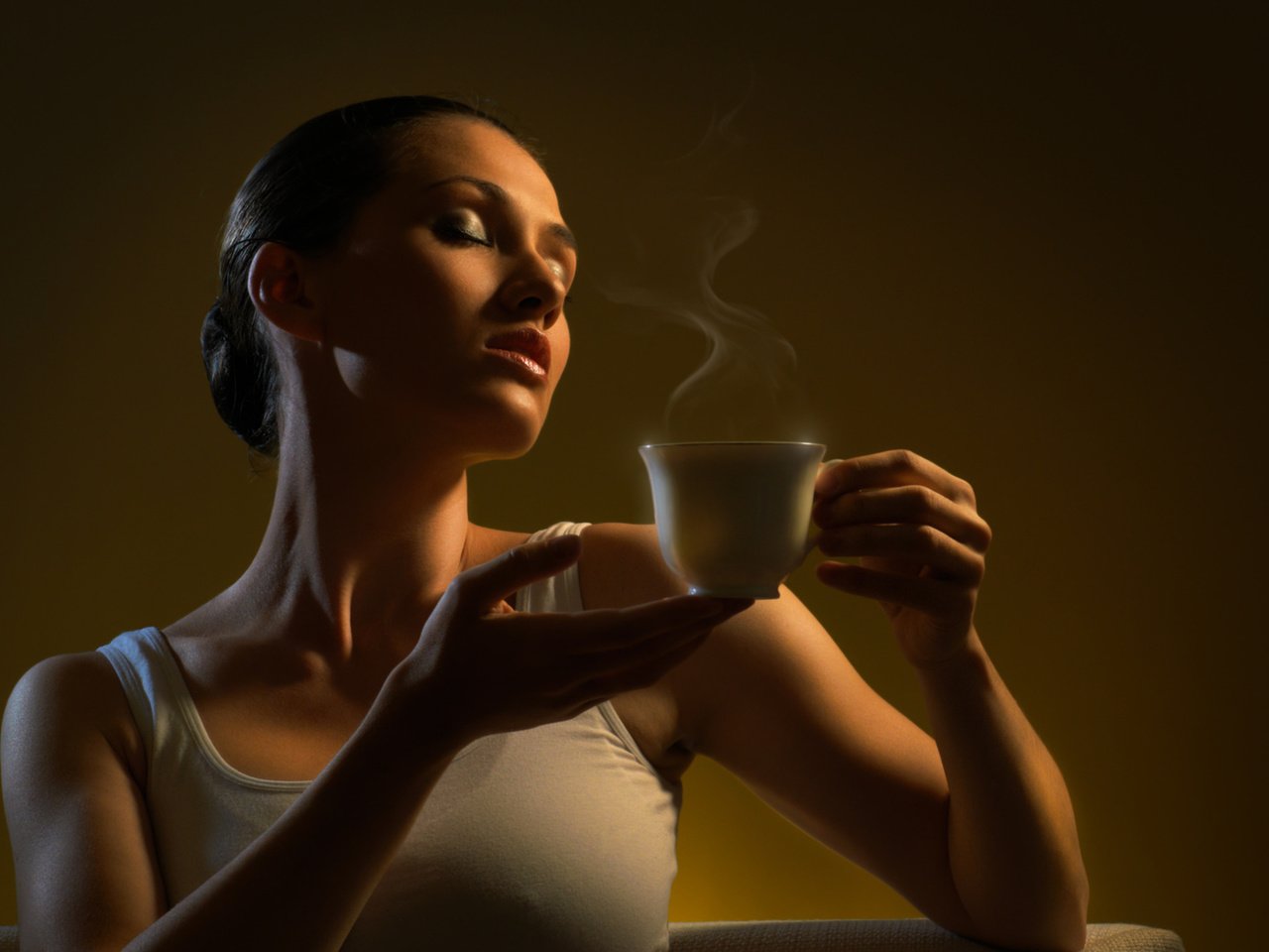 Обои девушка, брюнетка, кофе, чашка, прическа, майка, дымок, girl, brunette, coffee, cup, hairstyle, mike, smoke разрешение 2560x1600 Загрузить