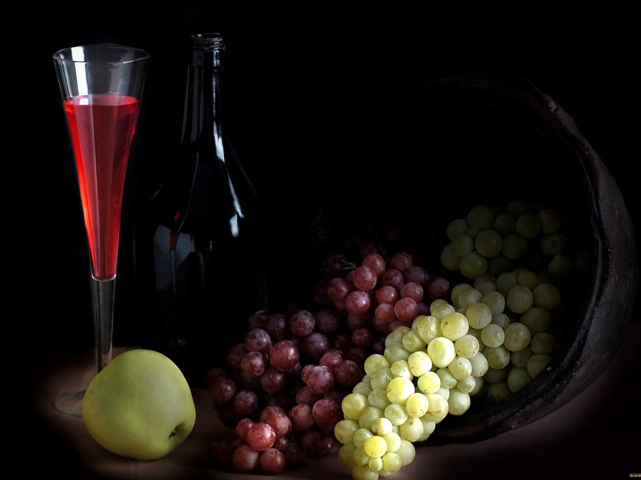 Обои фон, виноград, бокал, яблоко, вино, бутылка, background, grapes, glass, apple, wine, bottle разрешение 2048x1360 Загрузить