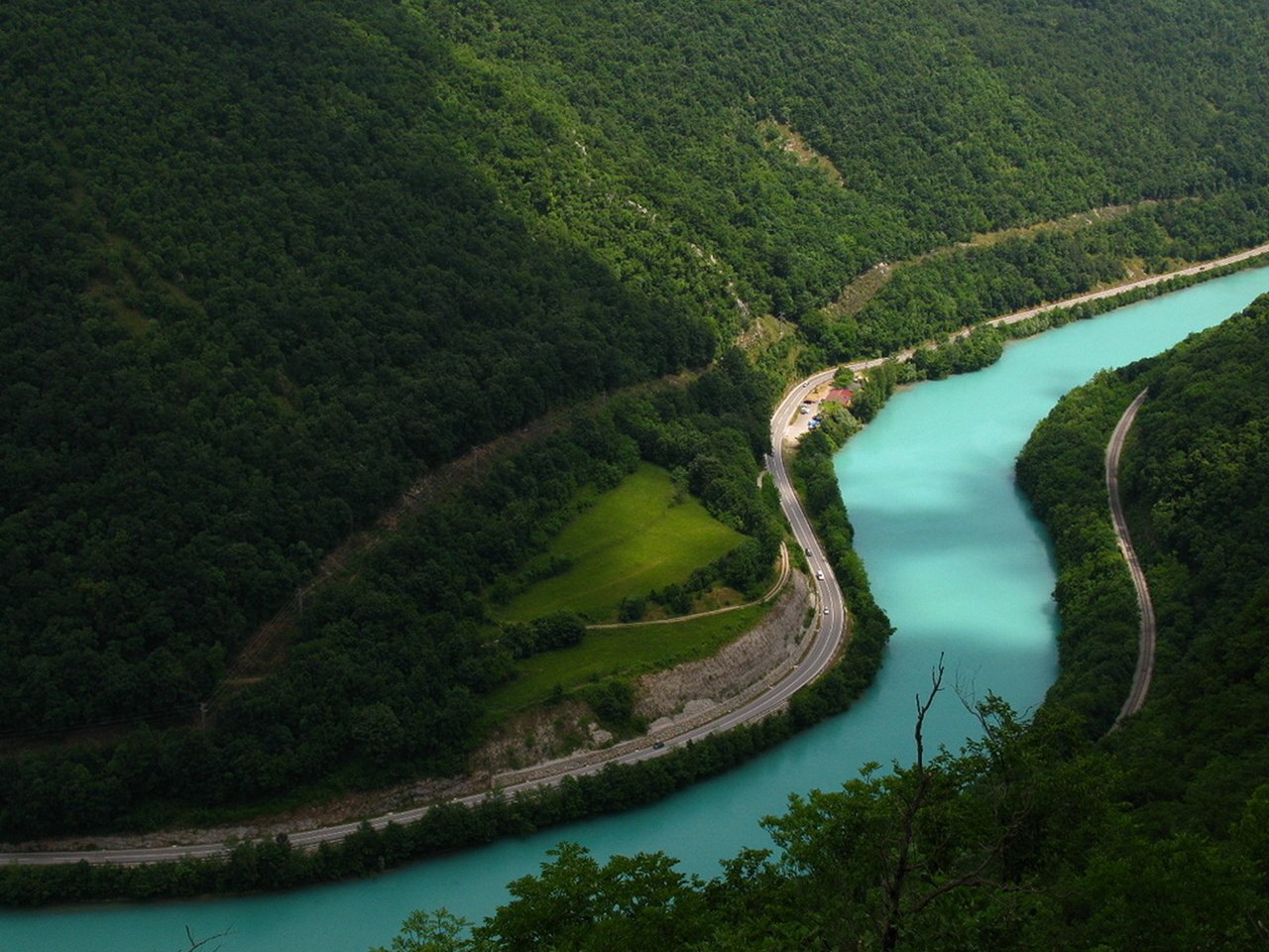 Обои дорога, река, горы, зелень, изгиб, красота., река соча, road, river, mountains, greens, bending, beauty., the soča river разрешение 1920x1200 Загрузить